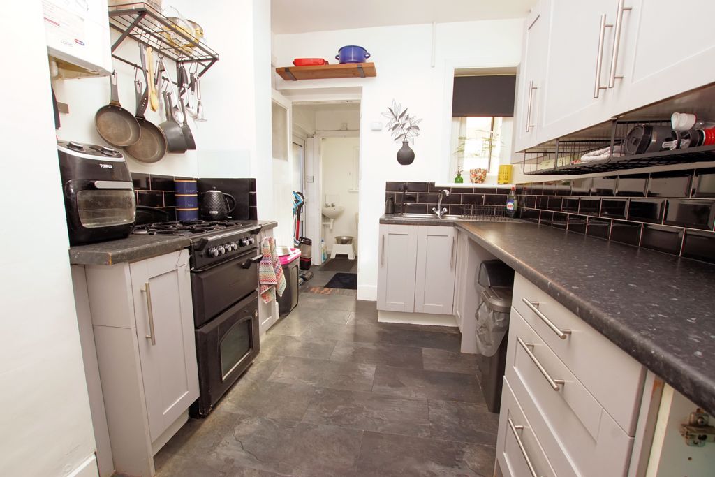 Property photo 3 of 10 Kitchen