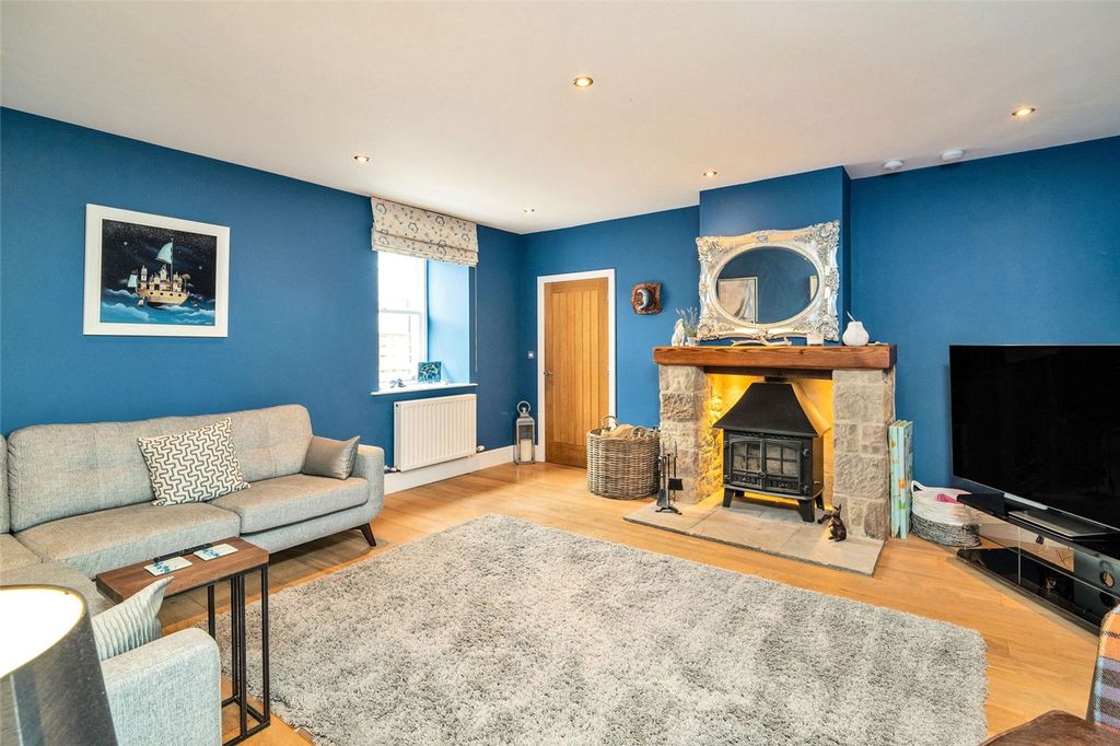 Property photo 2 of 31 Sitting Room