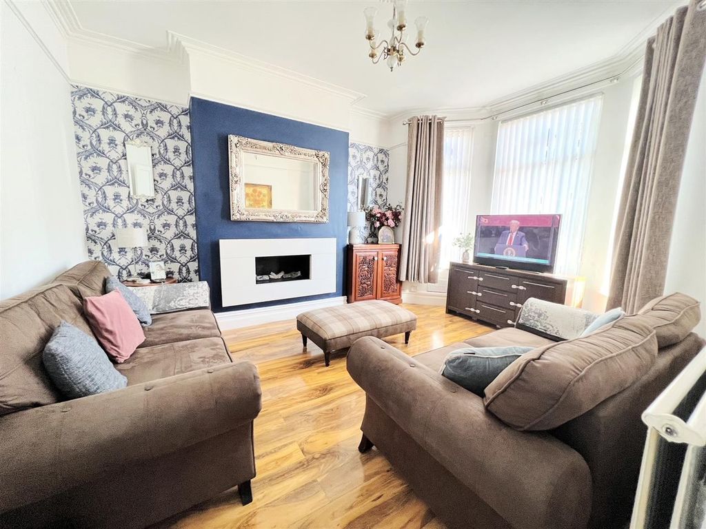 Property photo 3 of 12 Lounge