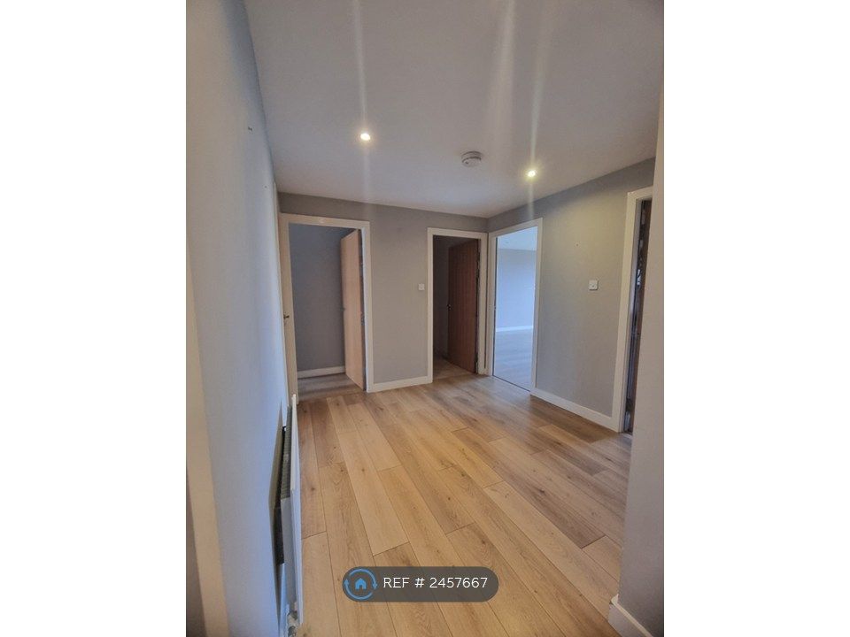 Property photo 3 of 17 Hallway / Entrance Hall