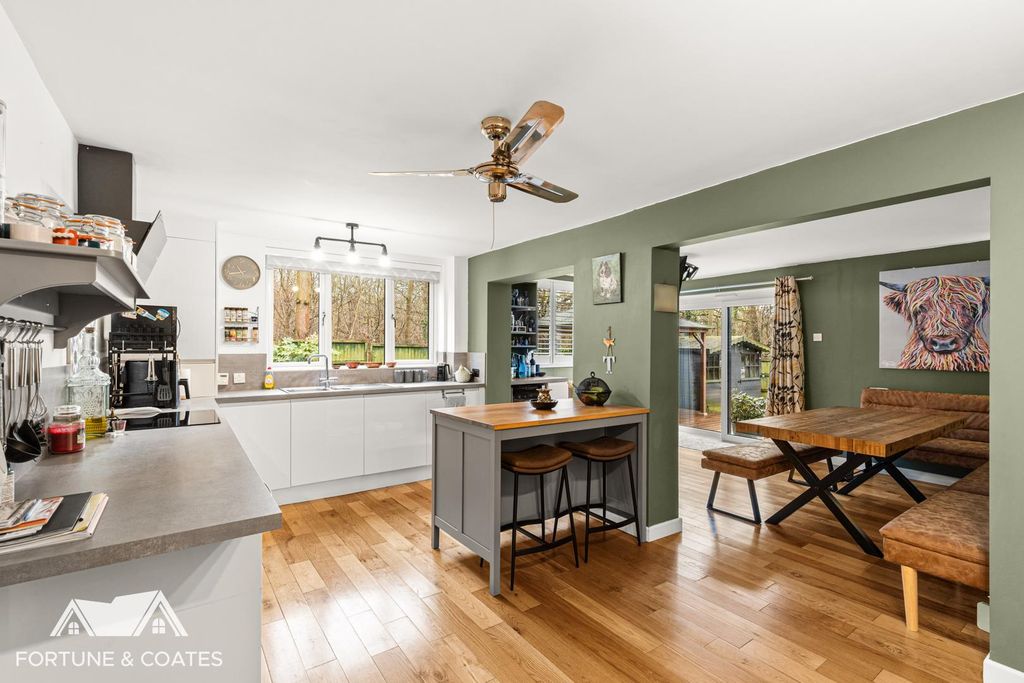 Property photo 2 of 43 Paddockmead_22.Jpg