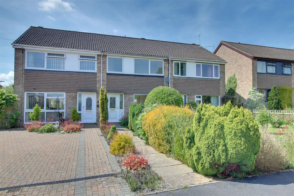 Property photo 1 of 8 30 Swan Close 1.Jpg