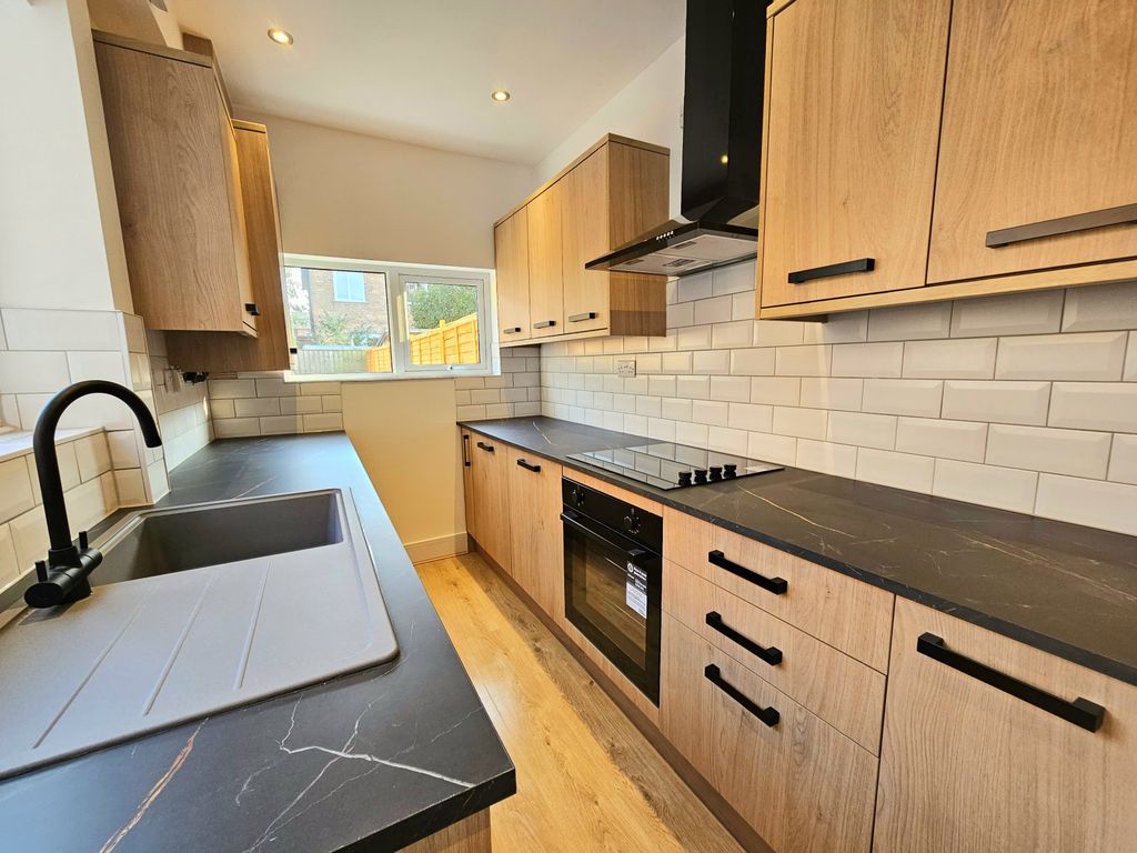 Property photo 2 of 23 Picture No. 27