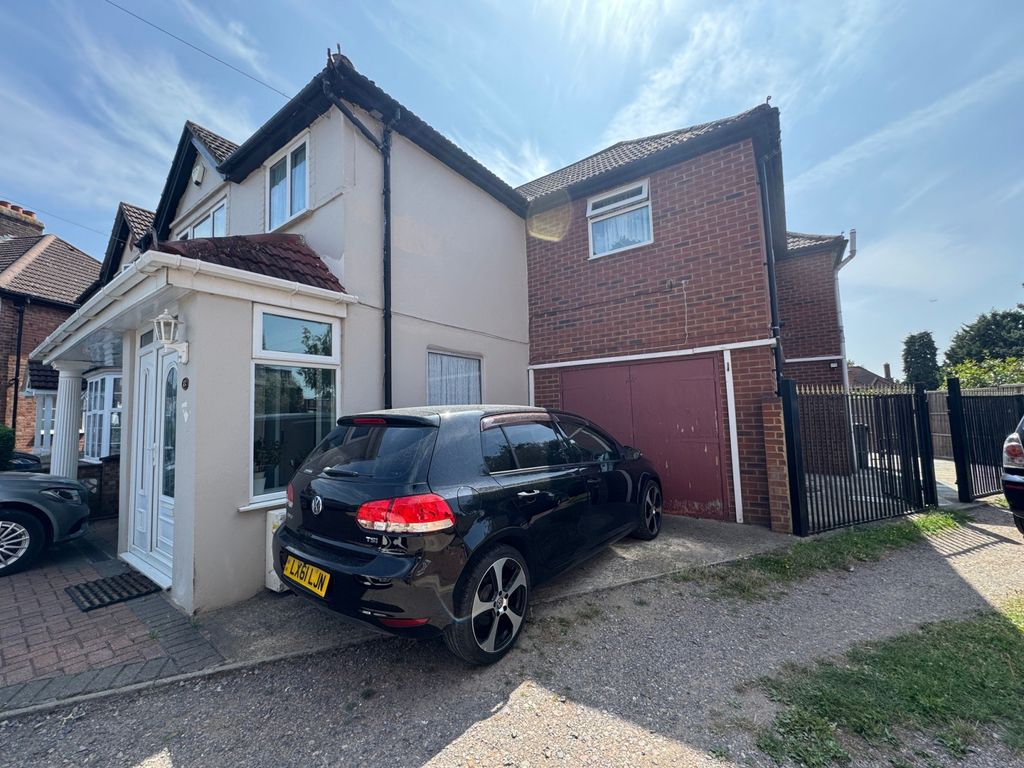 Property photo 1 of 7 Sutton Square, Hounslow, Tw5 0Jb