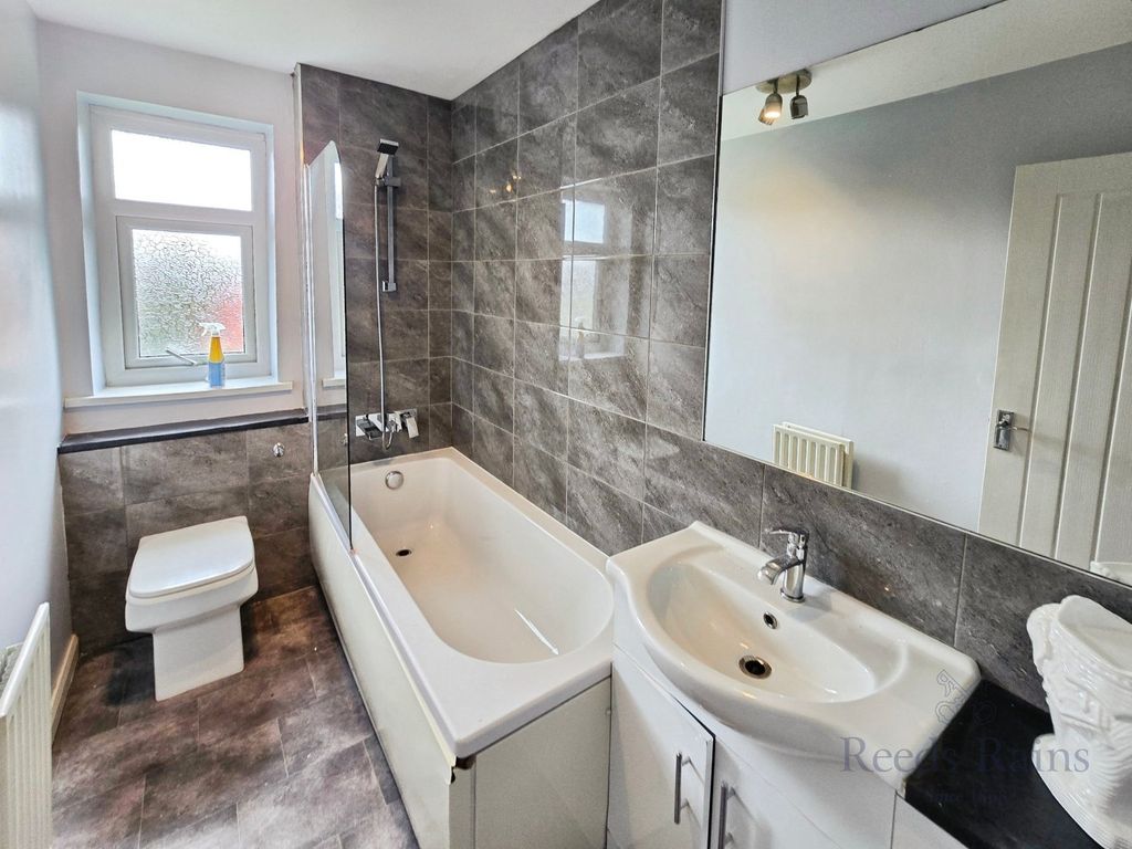 Property photo 3 of 17 Bathroom
