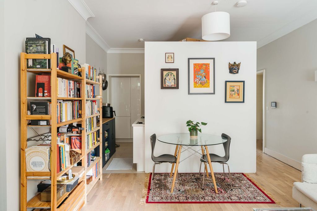 Property photo 2 of 9 Albion Court E1