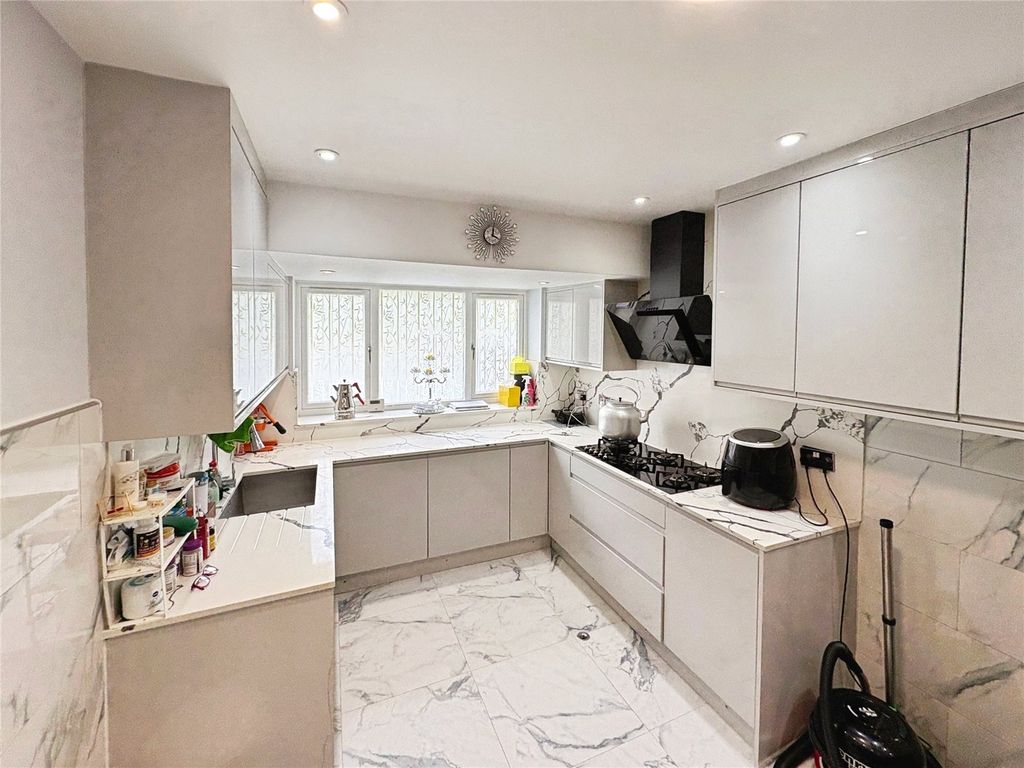 Property photo 2 of 12 Dining Kitchen