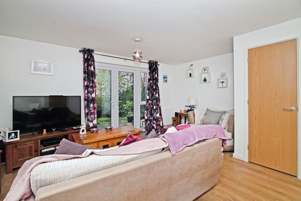 Property photo 2 of 11 Lounge