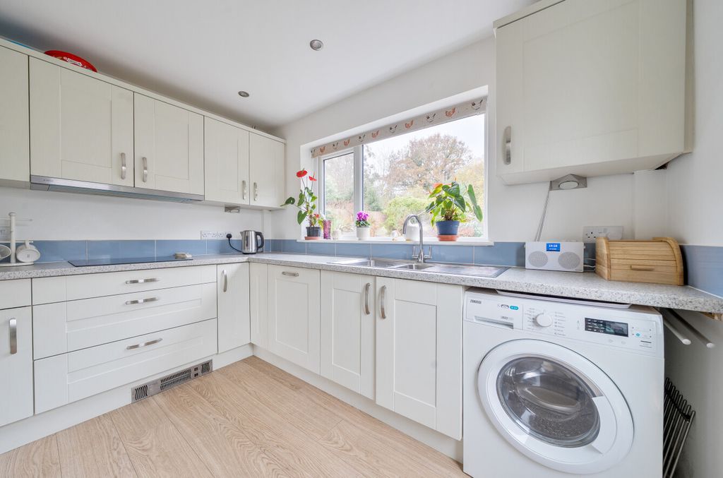 Property photo 3 of 12 1385860-23-692872...