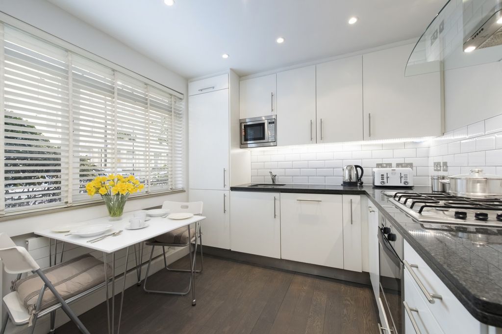 Property photo 2 of 7 Kitchen