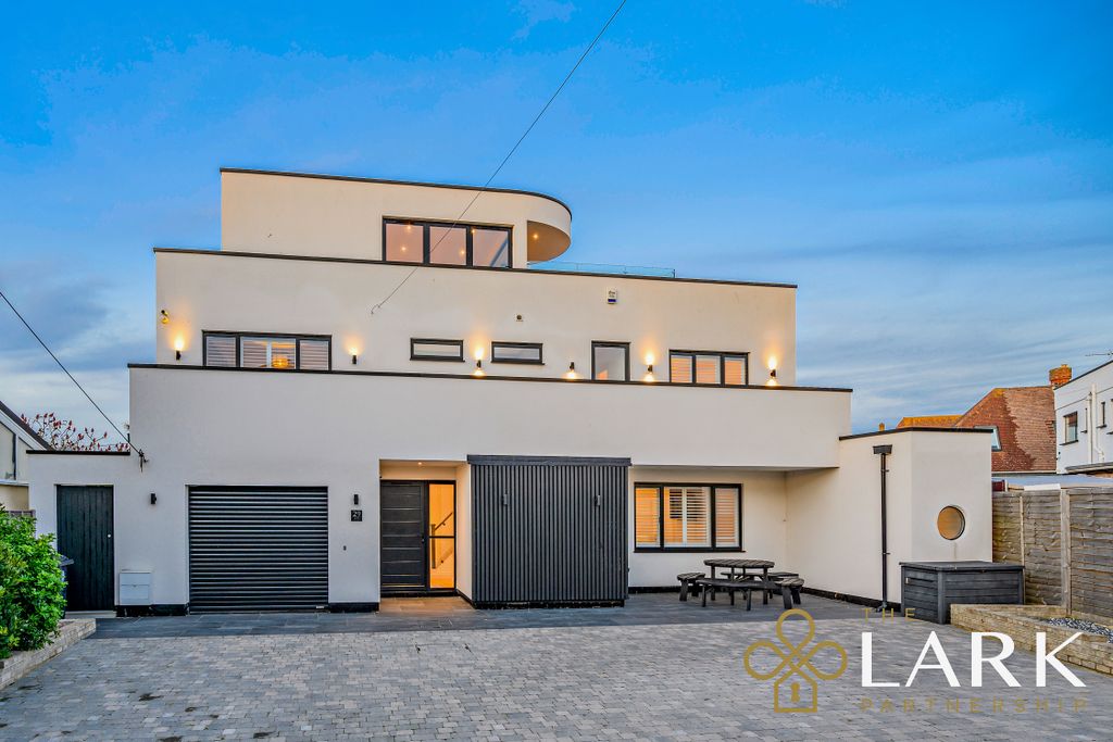 Property photo 1 of 47 8670872-Exteriorwm18-800