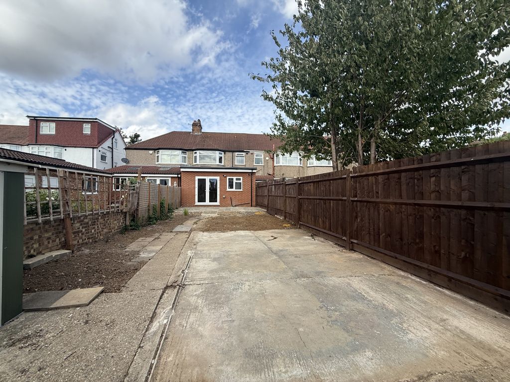 Property photo 1 of 8 4 Bed Semi-Detached House To Rent Bourne Avenue, Hayes Ub3 1Qs