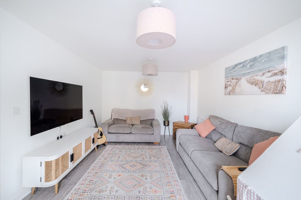 Property photo 3 of 37