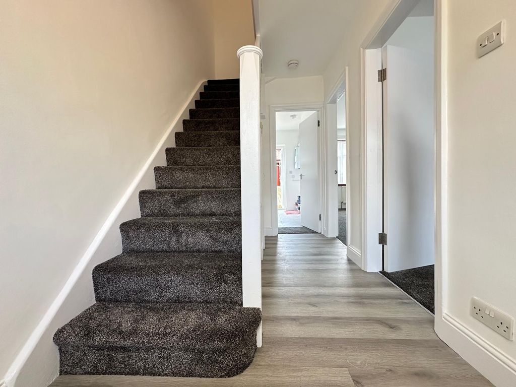 Property photo 1 of 11 Hallway
