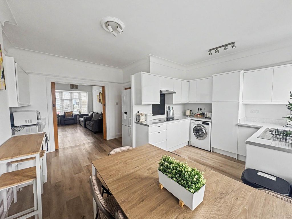 Property photo 3 of 27