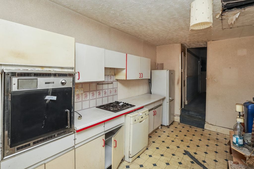 Property photo 1 of 13 Ground Floor Flat, 9 Albert Square, Stratford, London E15 1Hj