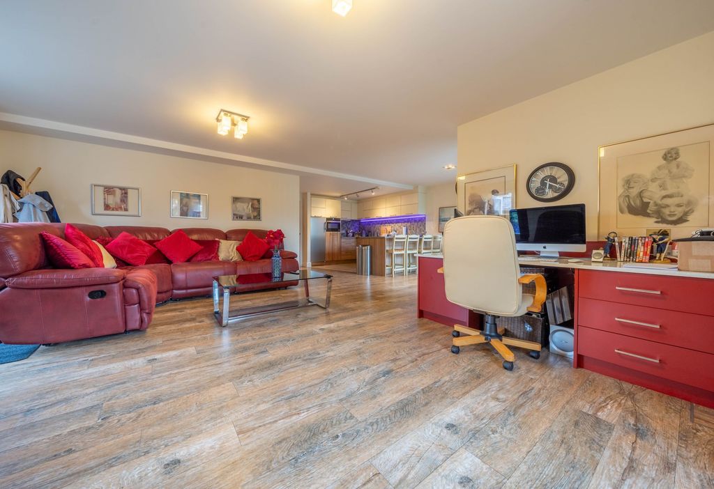 Property photo 3 of 25