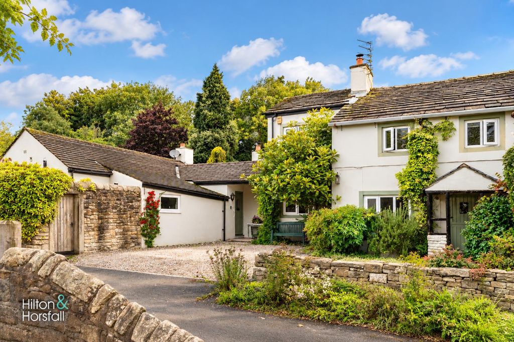 Property photo 1 of 39 Montford Cottage