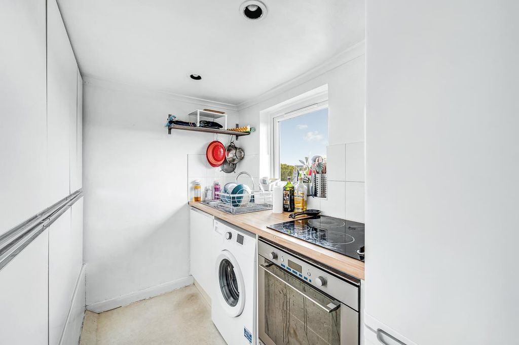 Property photo 3 of 6 Flat 2, 401 Chiswick High Road-5.Jpg