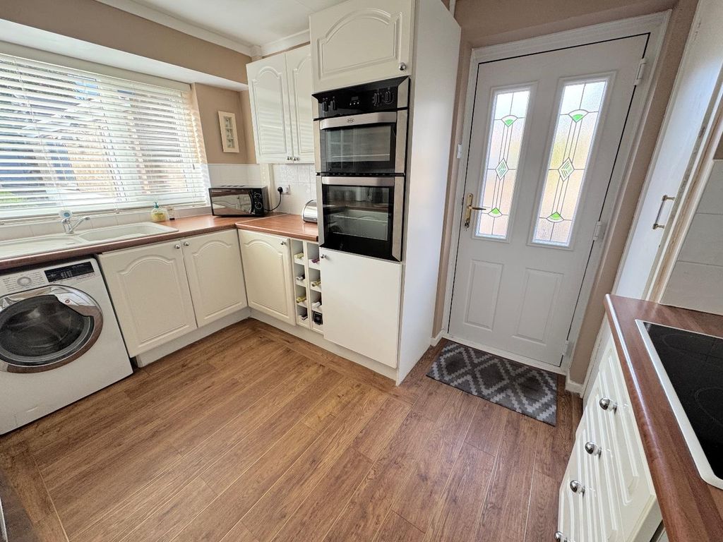Property photo 3 of 8 Kitchen