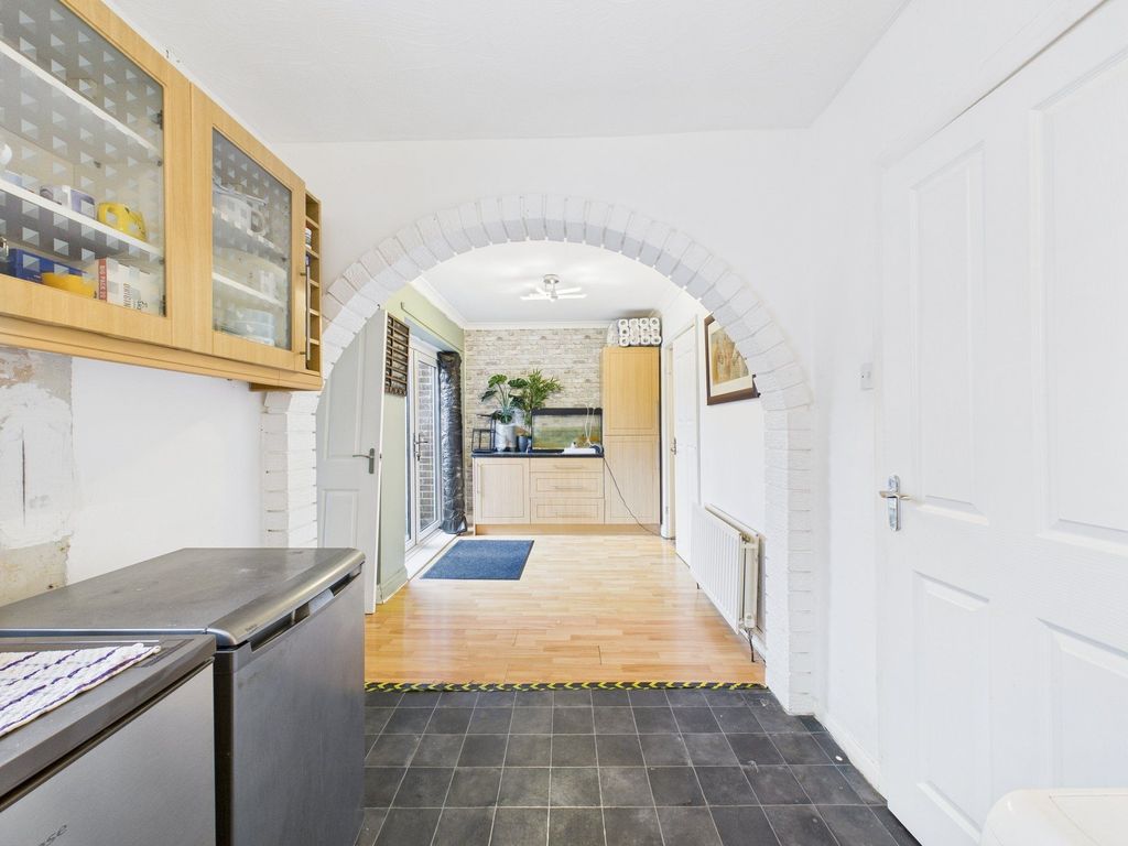 Property photo 3 of 11 Kitchen