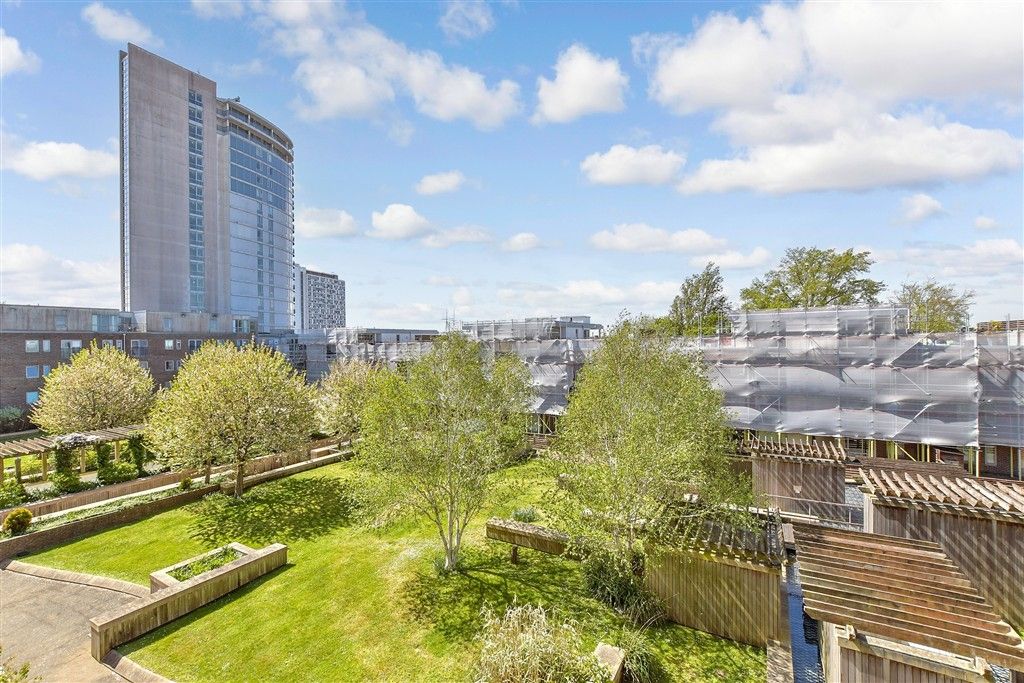 Property photo 1 of 10 Communal Gardens