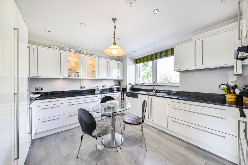 Property photo 2 of 16 7Regents-3