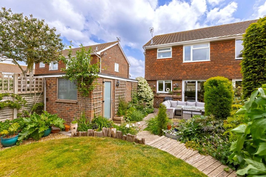 Property photo 1 of 19 Trent Close _17.Jpg