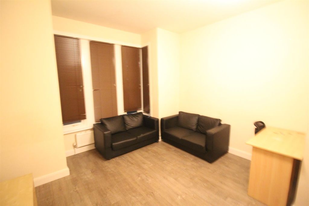 Property photo 2 of 12 Lounge