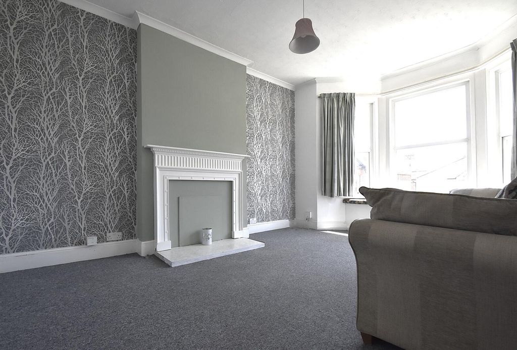 Property photo 3 of 7 Living Room