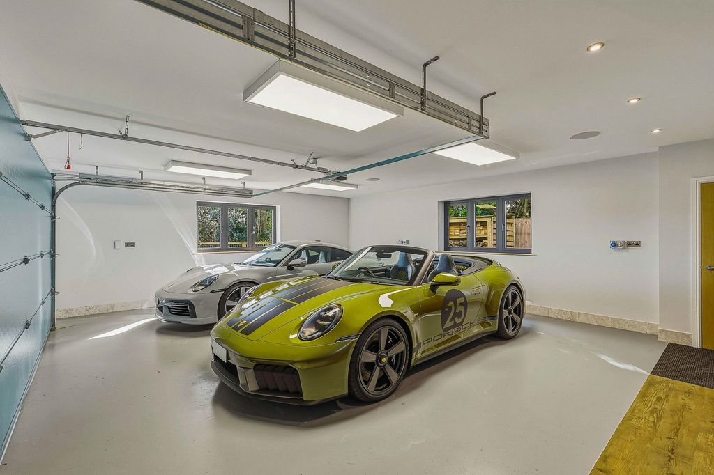 Property photo 2 of 46 Garage