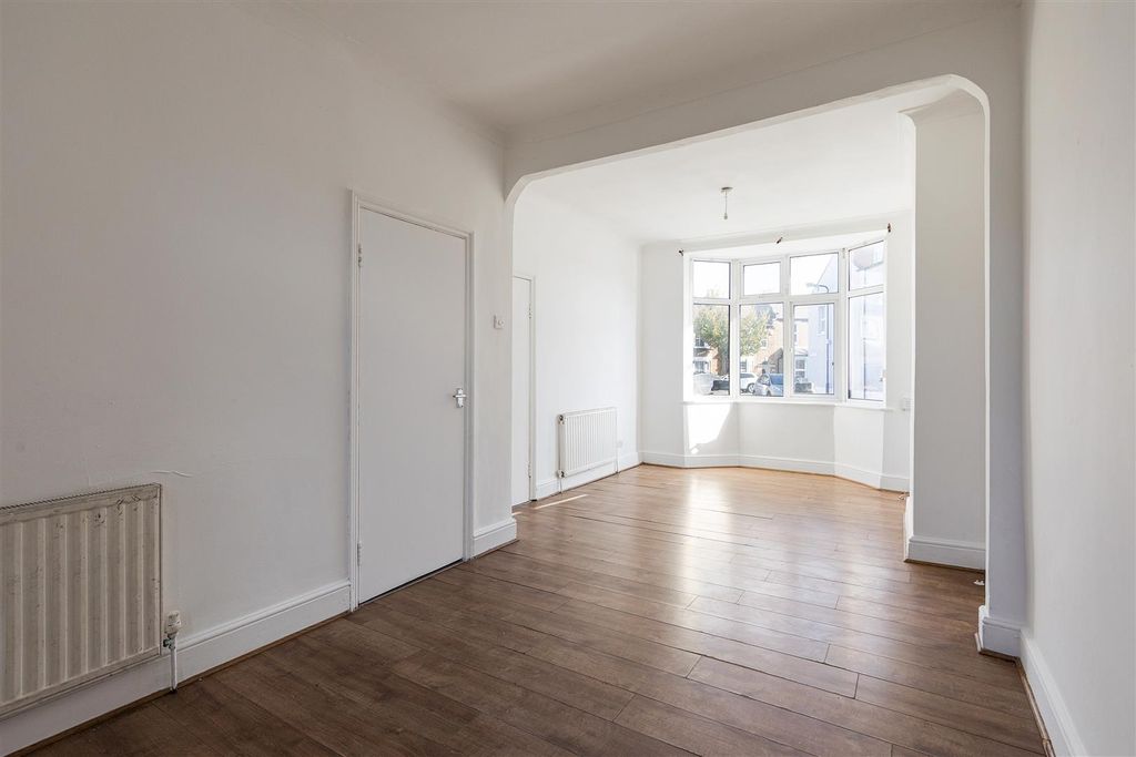Property photo 2 of 29 Myrtle Road, E17
