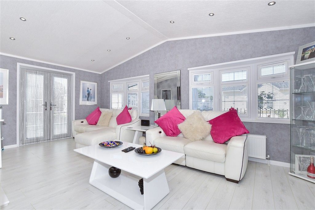 Property photo 2 of 11 Lounge