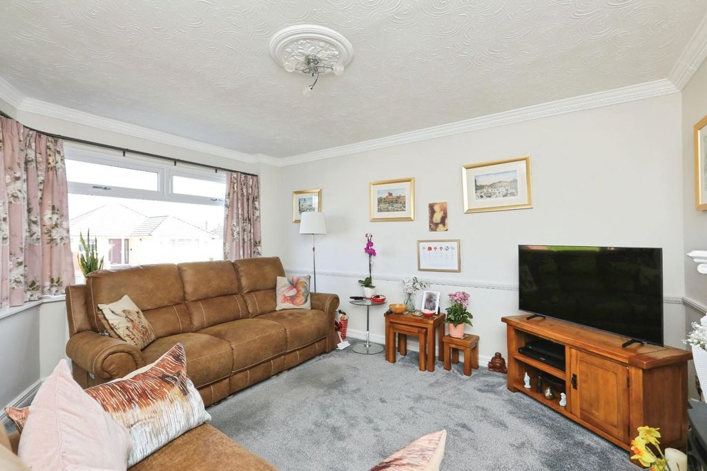 Property photo 2 of 11 Lounge