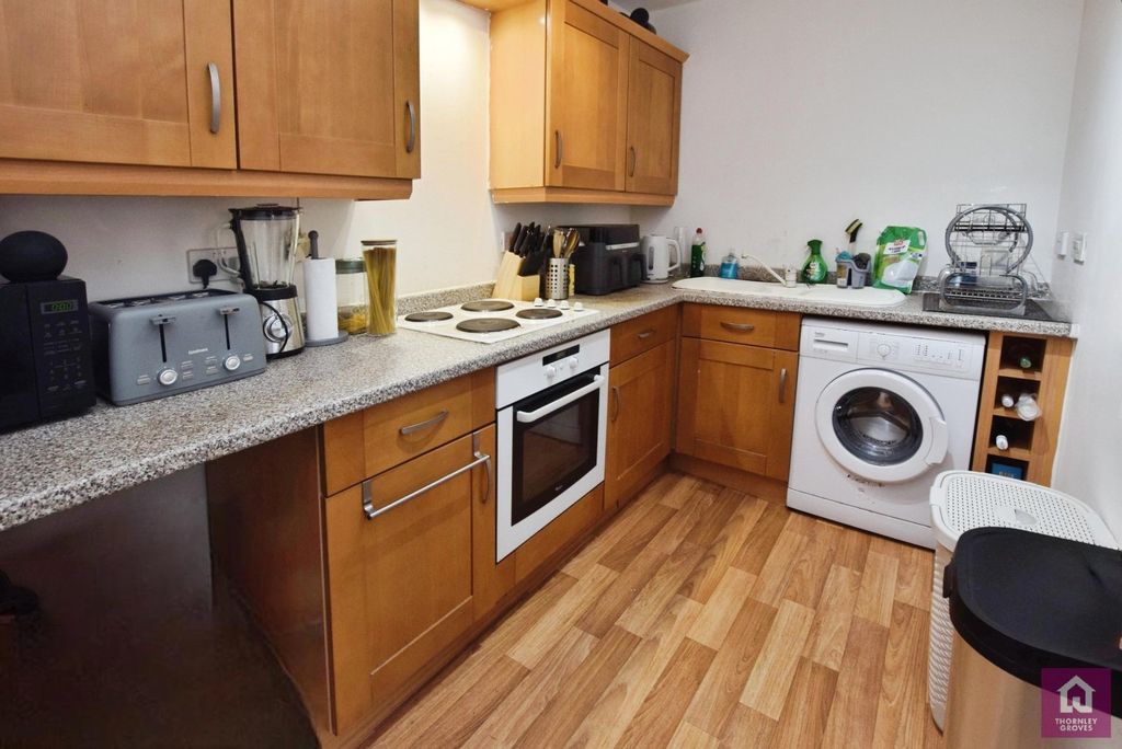 Property photo 3 of 10 Kitchen