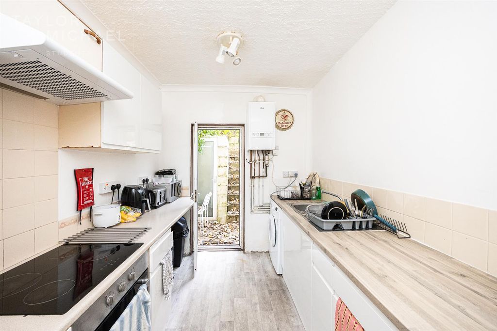 Property photo 1 of 9 Kitchen