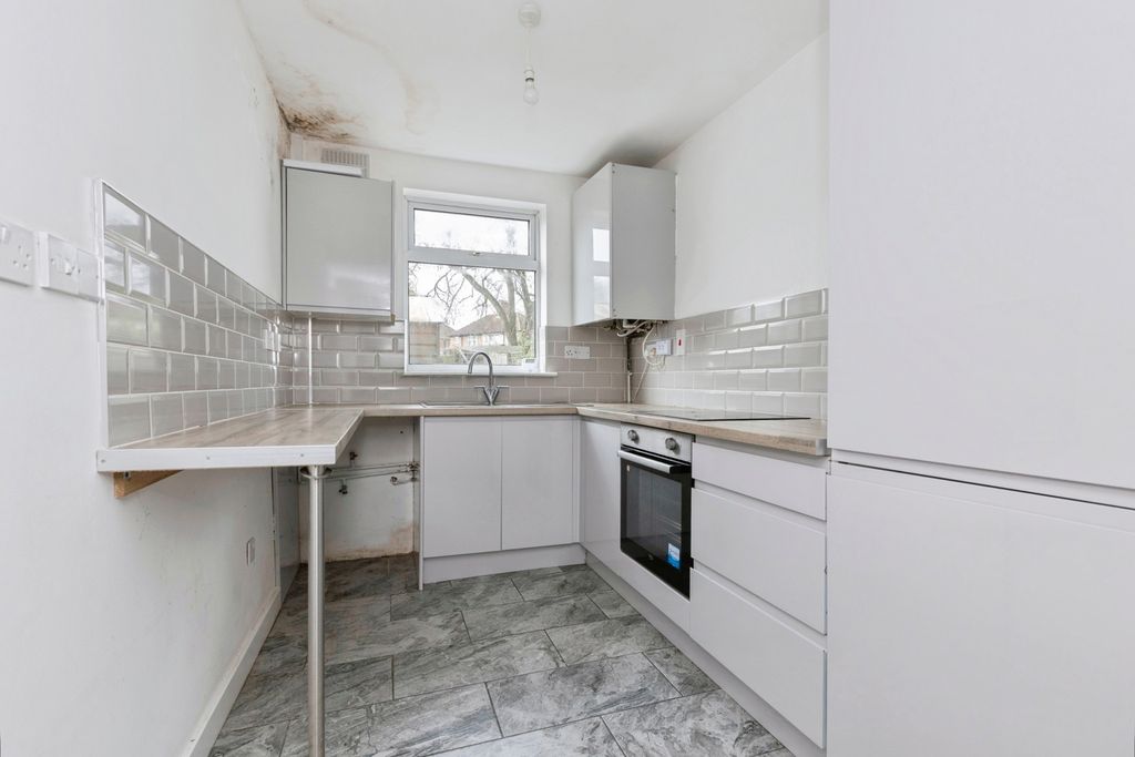 Property photo 3 of 17 Kitchen