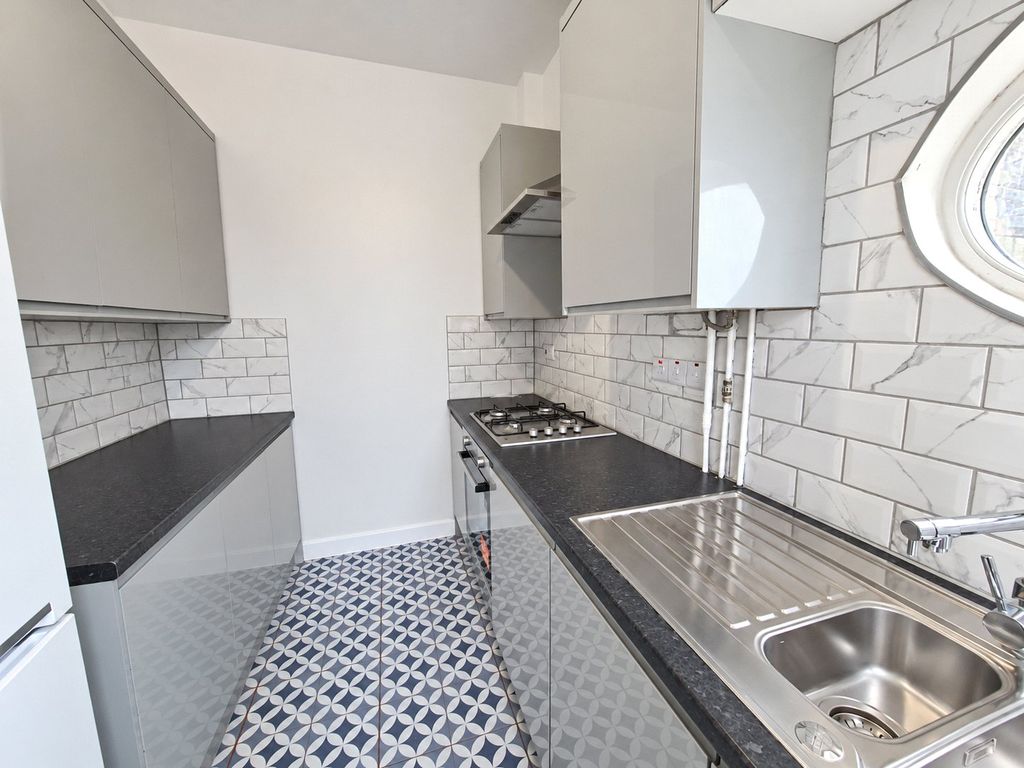 Property photo 3 of 11 Kitchen