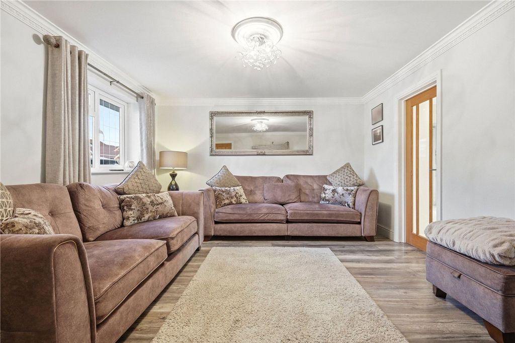 Property photo 3 of 17 Lounge