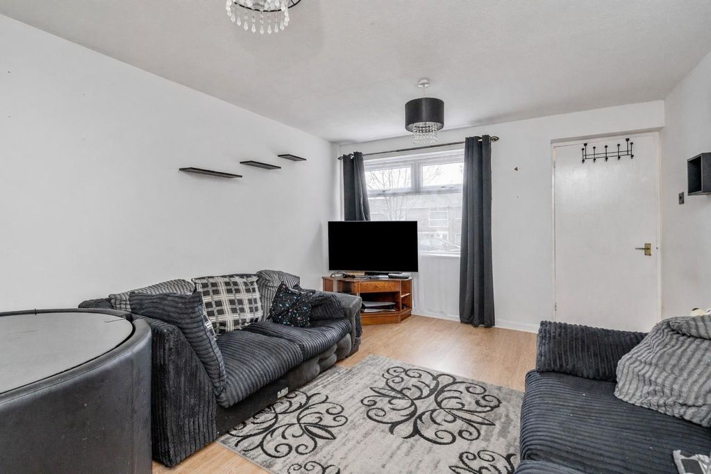 Property photo 2 of 8 26 Merryfield Close_2 (2).Jpg