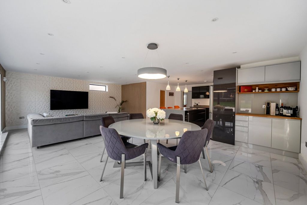 Property photo 2 of 18 Picture No. 17