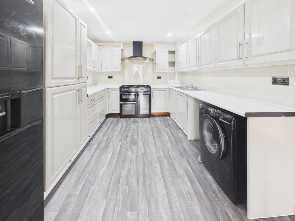Property photo 3 of 16 Kitchen