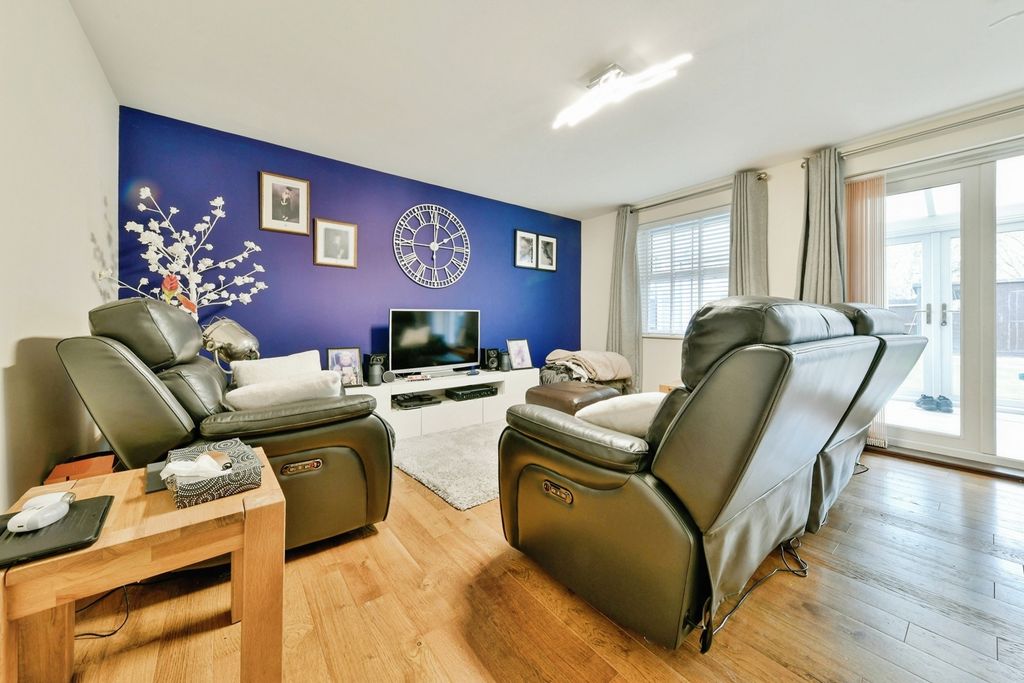 Property photo 2 of 20 Lounge