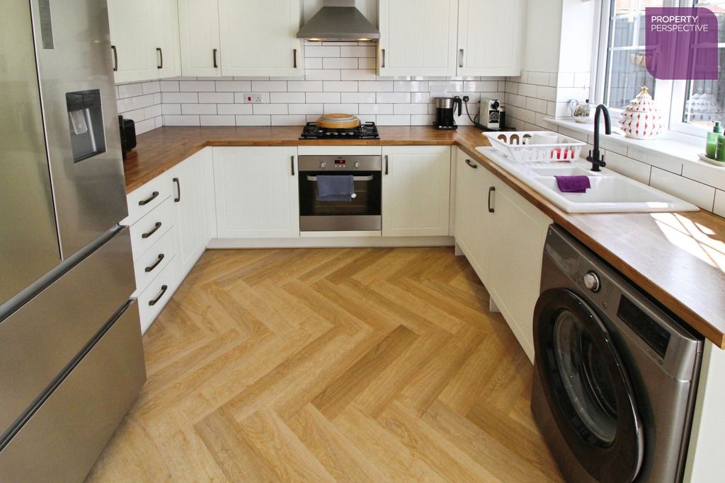 Property photo 3 of 15 Dining Kitchen