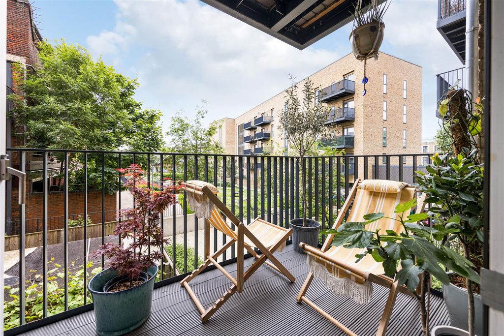 Property photo 3 of 27 Dalston Lane