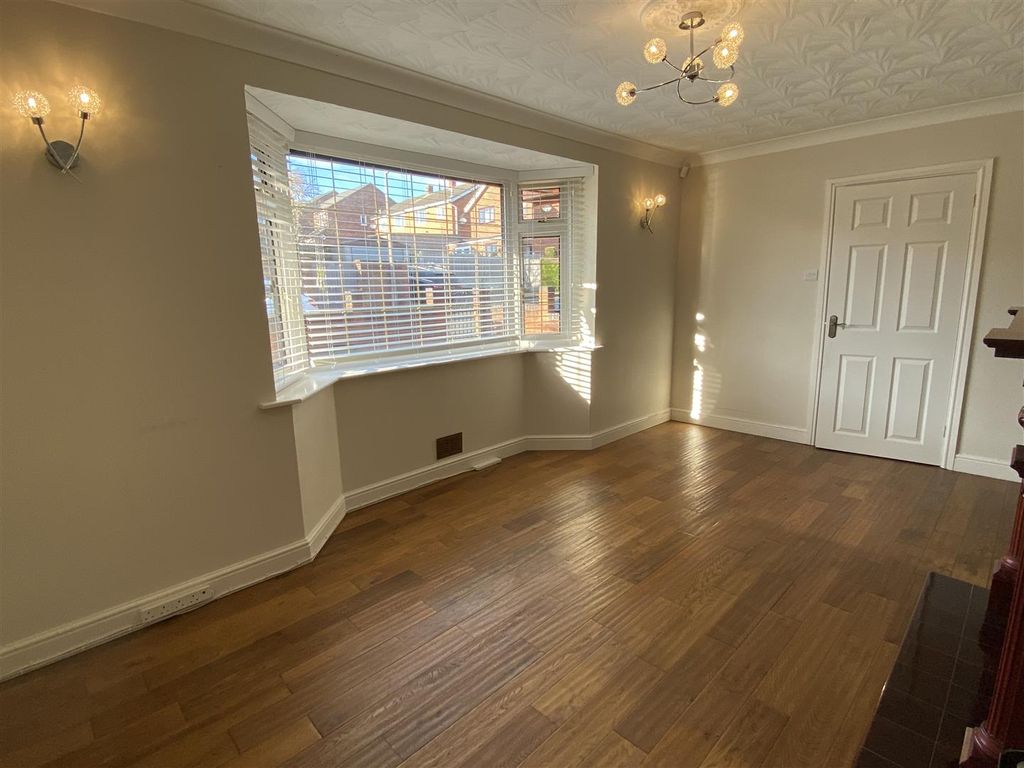 Property photo 2 of 17 Spacious Bay Windowed Lounge