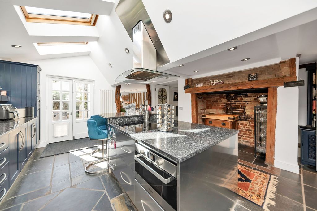 Property photo 2 of 31