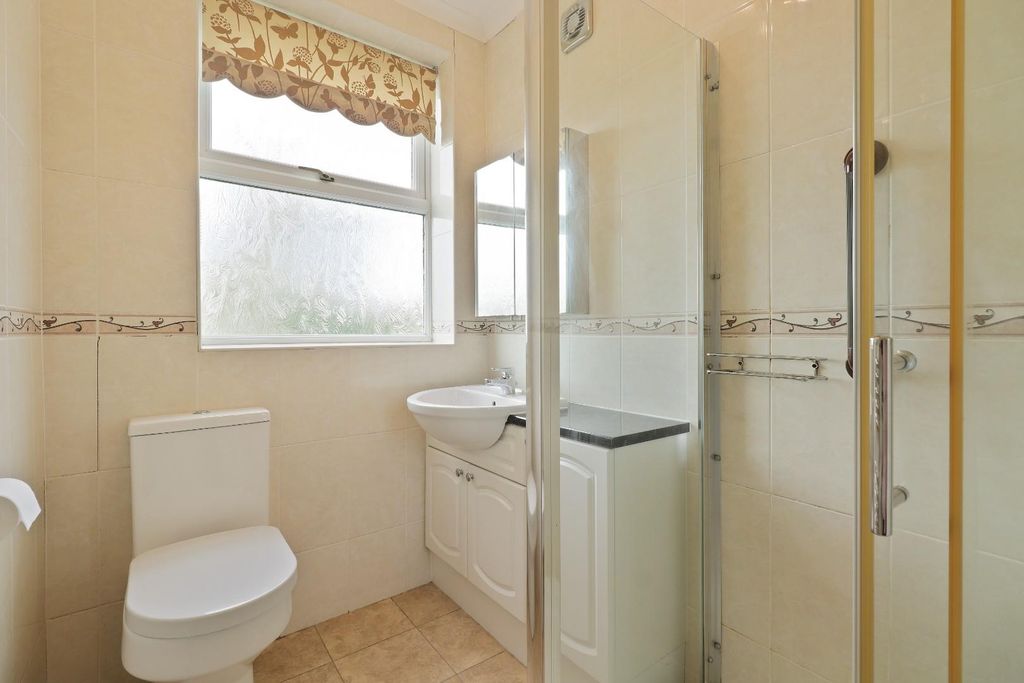 Property photo 3 of 16 Bathroom