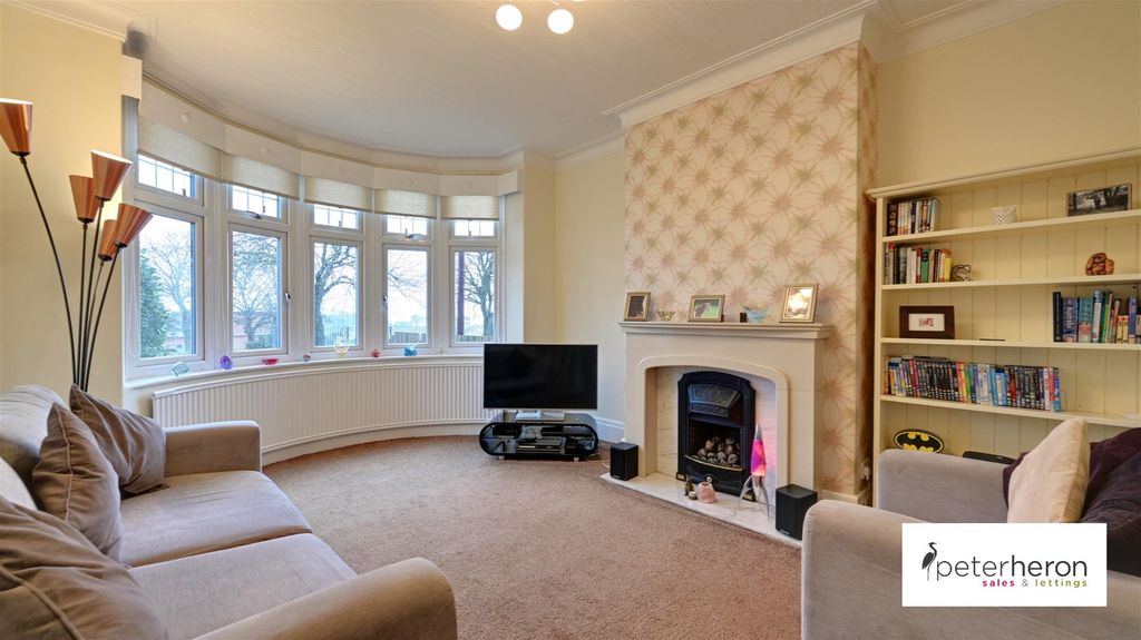 Property photo 3 of 28 Lounge