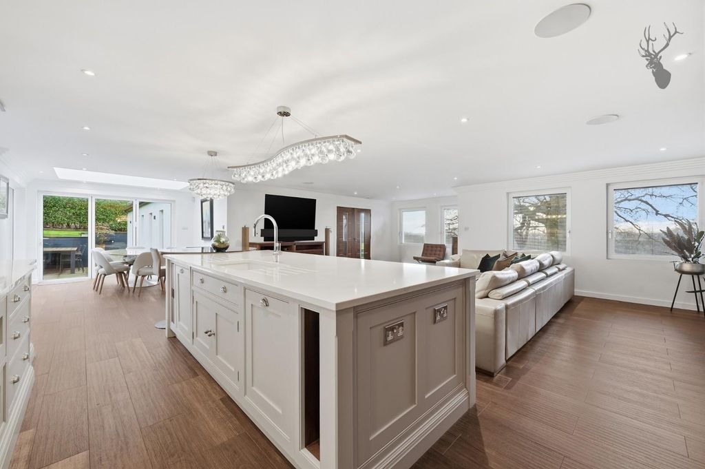 Property photo 3 of 35